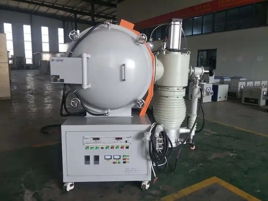 Lò chân không được sử dụng trong nhà máy để thiêu kết các bộ phận kim loại ở nhiệt độ cao