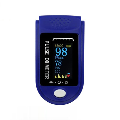 Bác sĩ sử dụng máy đo oxy xung đầu ngón tay chạy bằng pin AAA